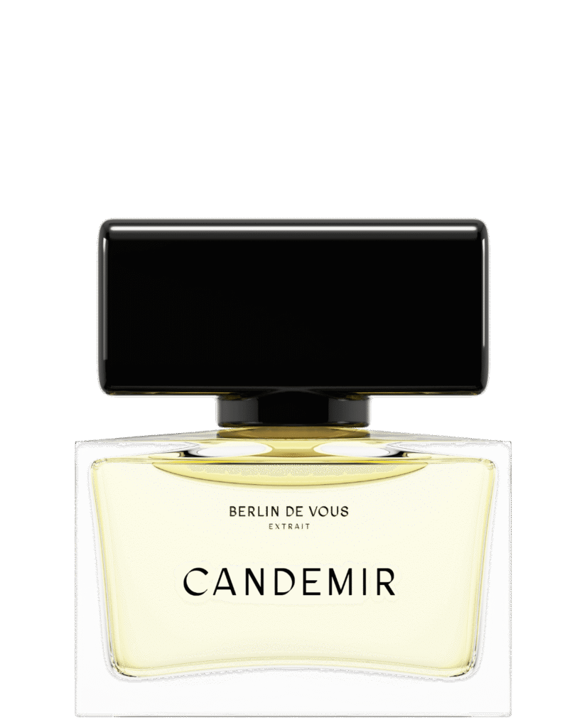 Klassisch-eleganter rechteckiger Parfümflakon aus Glas (6 cm breit, 4cm hoch und 3cm tief - Gesamthöhe mit Deckel 7cm) von BERLIN DE VOUS. Gefüllt mit 30ml des Parfums "CANDEMIR", einer sonnengelben, leuchtenden Flüssigkeit. Der Markenname und der Name des Dufts sind prominent in einer klassisch modernen Schrift schwarz auf dem Glasflakon zentriert. Der Verschluss ist groß, ebenfalls rechteckig und aus glänzend schwarzem Kunststoff. Er bildet einen starken Kontrast zum hellen Inhalt des Flakons.