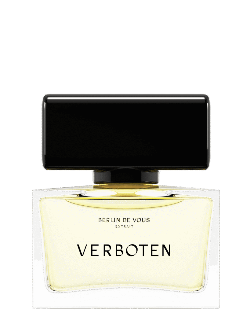 Klassisch-eleganter rechteckiger Parfümflakon aus Glas (6 cm breit, 4cm hoch und 3cm tief - Gesamthöhe mit Deckel 7cm) von BERLIN DE VOUS. Gefüllt mit 30ml des Parfums "VERBOTEN", einer sonnig, leuchtenden Flüssigkeit. Der Markenname und der Name des Dufts sind prominent in einer klassisch modernen Schrift schwarz auf dem Glasflakon zentriert. Der Verschluss ist groß, ebenfalls rechteckig und aus glänzend schwarzem Kunststoff. Er bildet einen starken Kontrast zum hellen Inhalt des Flakons.